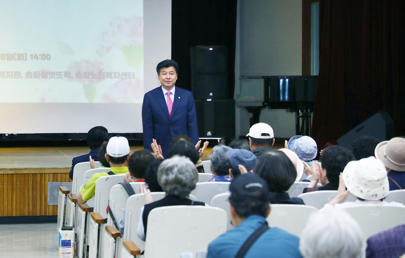 4월 30일(화) 14시 송파여성문화회관 6층 대강당에서 열린 가정의 달 맞이 ‘홀몸어르신 마음돌봄 웃음마당’ 공연에 참석했다. 1 ⓒ타임즈 