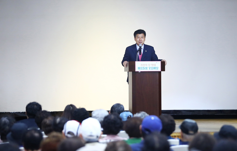 4월 30일(화) 14시 송파여성문화회관 6층 대강당에서 열린 가정의 달 맞이 ‘홀몸어르신 마음돌봄 웃음마당’ 공연에 참석했다. 2 ⓒ타임즈 