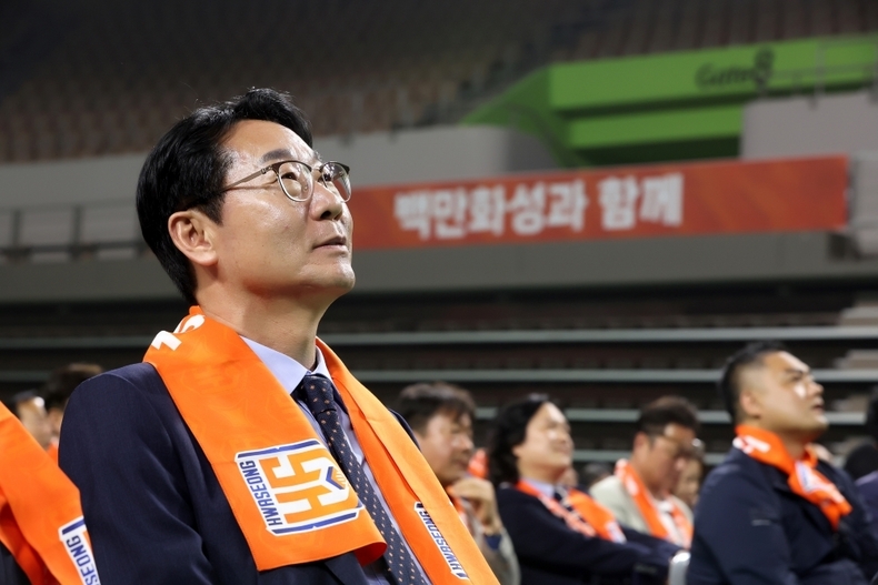 정명근 화성시장이 2024 화성FC 민관합동 프로추진 위원회 위촉식에서 무대를 바라보고 있다. ⓒ타임즈 
