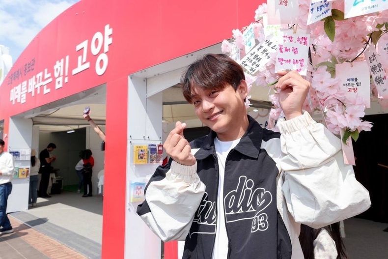 1-1. 개그맨 이승환, 2024고양국제꽃박람회 방문 ⓒ타임즈
