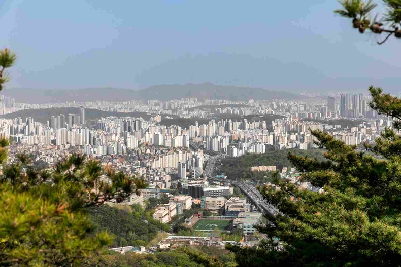 (대표사진) 19코스 – 형제봉으로 가는 길에서 보이는 서울 전경 ⓒ타임즈
