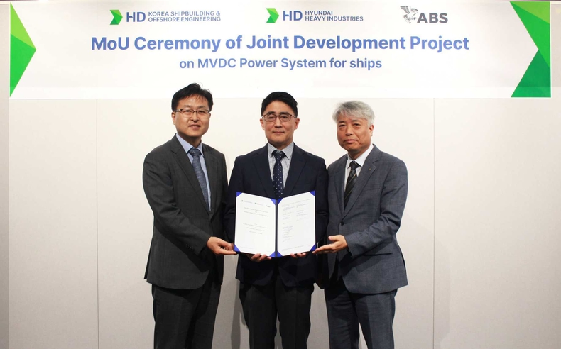 HD한국조선해양, HD현대중공업이 미국 선급협회(ABS)와 ‘선박용 고압 직류 송배전 시스템(MVDC) 선급 규정 및 연구를 위한 상호 협력 협약(MOU)’을 체결했다 ⓒ타임즈<br>
■ 사진설명: HD한국조선해양, HD현대중공업이 미국 선급협회(ABS)와 ‘선박용 고압 직류 송배전 시스템(MVDC) 선급 규정 및 연구를 위한 상호 협력 협약(MOU)’을 체결했다. (왼쪽에서 첫 번째 HD한국조선해양 권병훈 전동화센터장, 세 번째 ABS 김성훈 한국지사장)