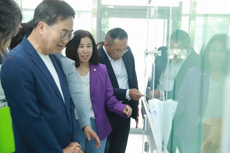사진2)김동연 경기도 지사와 김경희 화성시의회 의장 반려마루 화성 둘러보는 모습 ⓒ타임즈