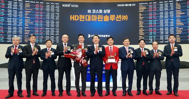 HD현대마린솔루션 코스피 상장기념식(사진 왼쪽에서 5번째부터 정기선 HD현대 부회장, 정은보 한국거래소 이사장, 이기동 HD현대마린솔루션 대표이사)-한국거래소 제공 ⓒ타임즈 