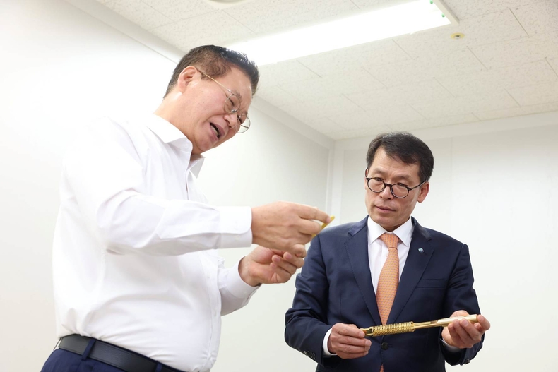 김성태 IBK기업은행장 현장 소통 ⓒ타임즈<br>
<사진은 9일 김성태 IBK기업은행장(오른쪽)이 성남산업단지에 소재한 하이콘을 방문해 황동원 대표(왼쪽)에게 반도체 테스트 소켓에 대한 설명을 듣고 있는 모습>