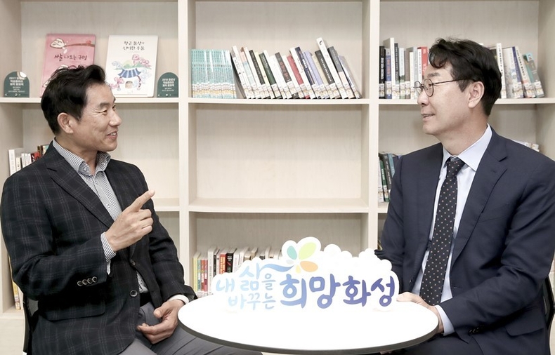 박기관 대통령 직속 지방시대위원회 위원을 초청해 화성특례시 출범을 앞두고 102만 화성시민의 행정서비스 개선과 복리증진을 위한 맞춤형 특례사무 발굴을 주제로 특강을 진행했다. ⓒ타임즈 