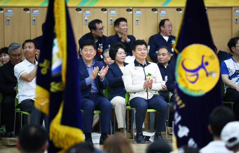 송파구의회(의장 박경래)는 5월 10일(토) 송파구 배드민턴체육관에서 열린 ‘제6회 송파구협회장기 배드민턴 대회 개회식’에 참석(1) ⓒ타임즈