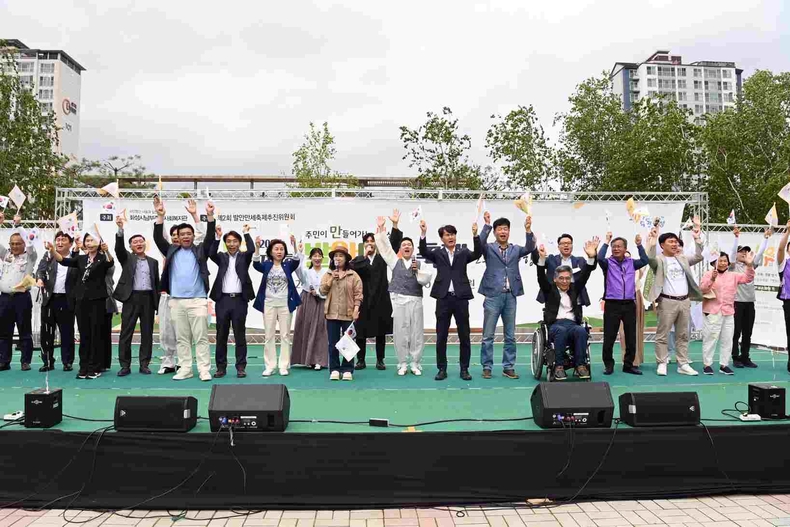 사진1) 발안만세 축제에서 만세삼창하는 단체 ⓒ타임즈
