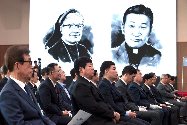 사진 1. 신협중앙회가 10일(금) 신협중앙연수원에서 ‘2024년도 신협운동 선구자 추모식’을 진행하고 있다. (좌측에서 세 번째 신협중앙회 김윤식 회장) ⓒ타임즈