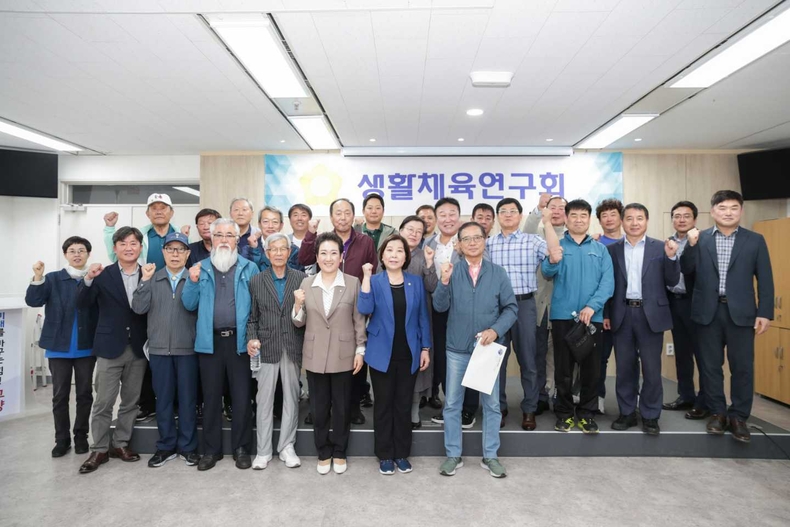 13일 고양시체육회 다목적회의실에서 고양특례시 생활체육단체 대표들과 함께 간담회를 개최(1) ⓒ타임즈