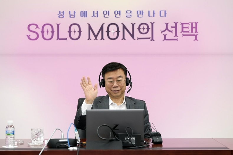 공보관-보스턴글로브 팟캐스트와 화상 인터뷰 중에 인사하는 신상진 성남시장 ⓒ타임즈