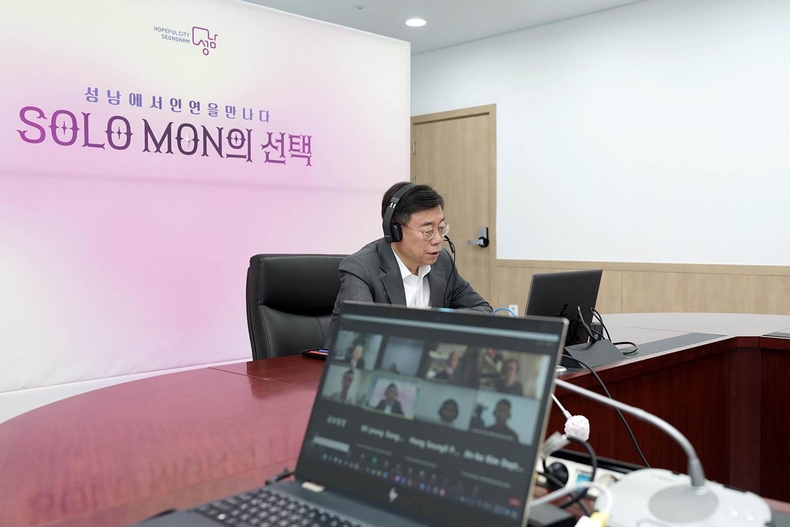 공보관-보스턴글로브 팟캐스트와 화상 인터뷰 중인 신상진 성남시장 ⓒ타임즈