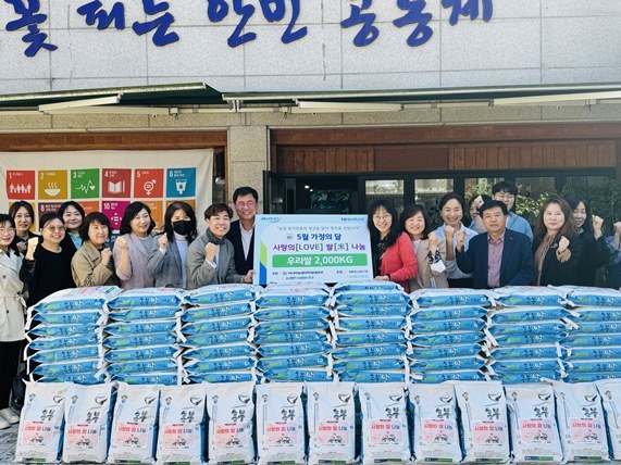 경기도 안양시 아동센터에서 황재현 IT부행장(판넬 왼쪽 바로 옆)과 서을구 IT노조위원장(황재현 IT부행장 옆)이 기부행사 기념 촬영을 진행하고 있다. ⓒ타임즈 