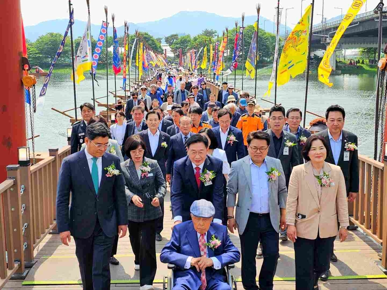 양평군(군수 전진선)과 (재)세미원, 양평문화원은 17일(금) 세미원 세한정에서 ‘세미원 배다리 개통 기념식’을 개최(4) ⓒ타임즈