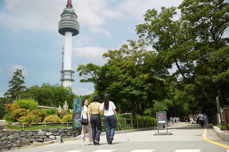 남산 코스 프로그램 참가자와 해설사 ⓒ타임즈 