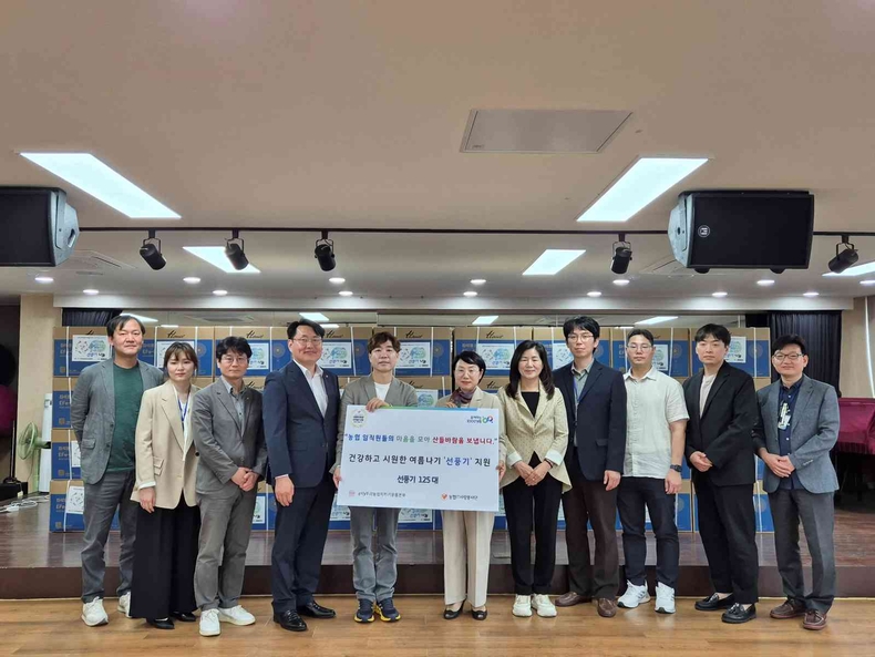 20일 서울 서초구 우면종합사회복지관에서 열린 행사에서 농협은행 IT사랑봉사단 임직원들이 기념촬영을 하고 있다 ⓒ타임즈