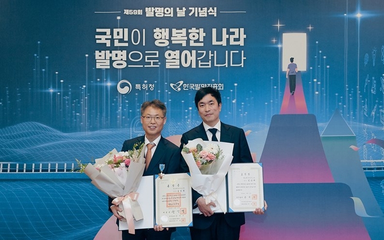 제59회 발명의 날 기념식 포상에서 철탑산업훈장을 수상한 SK하이닉스 D램개발 담당 김종환 부사장(왼쪽)과 국무총리표창을 수상한 D램코어디자인 김웅래 팀장(오른쪽) ⓒ타임즈 