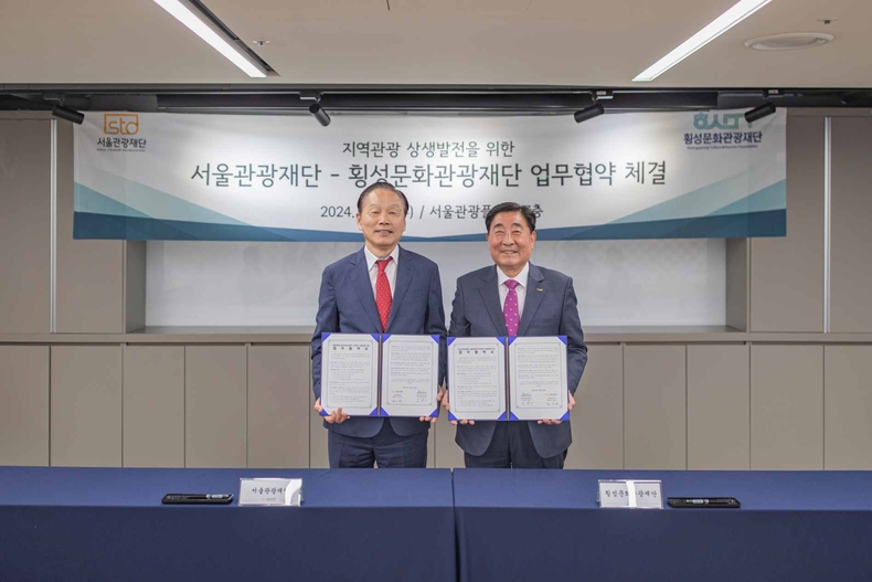 (사진1) 서울관광재단과 횡성문화관광재단이 지역관광 상생발전을 위한 업무협약을 체결했다. (좌측부터 서울관광재단 길기연 대표이사, 횡성문화관광재단 김명기 이사장) ⓒ타임즈