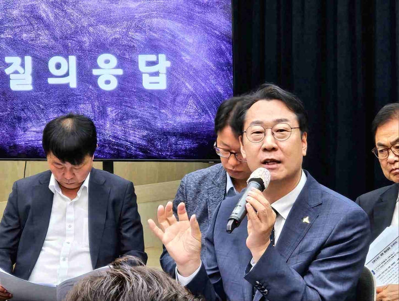 정명근 화성시장는 언론인과의 대화를 나누고 있다(1) ⓒ타임즈