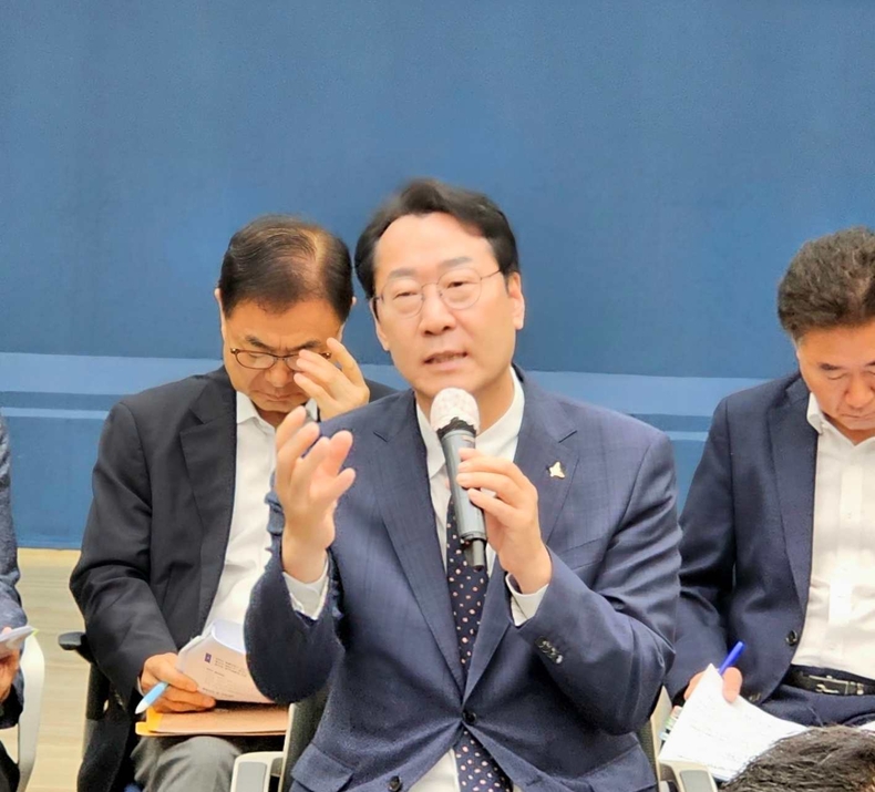 정명근 화성시장는 언론인과의 대화를 나누고 있다(2) ⓒ타임즈