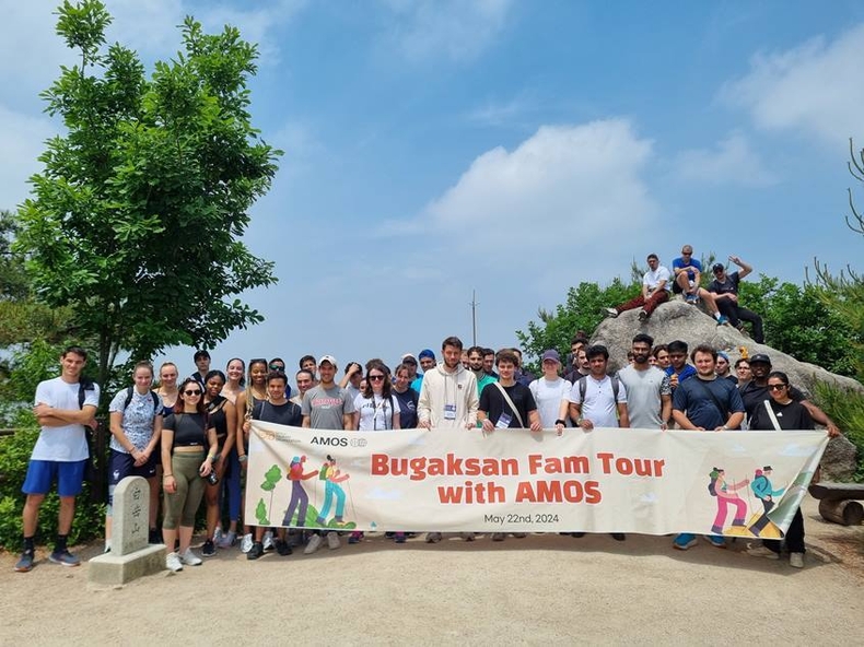 AMOS 경영대학원생들이 북악산 정상에서 포즈를 취하고 있다. ⓒ타임즈 