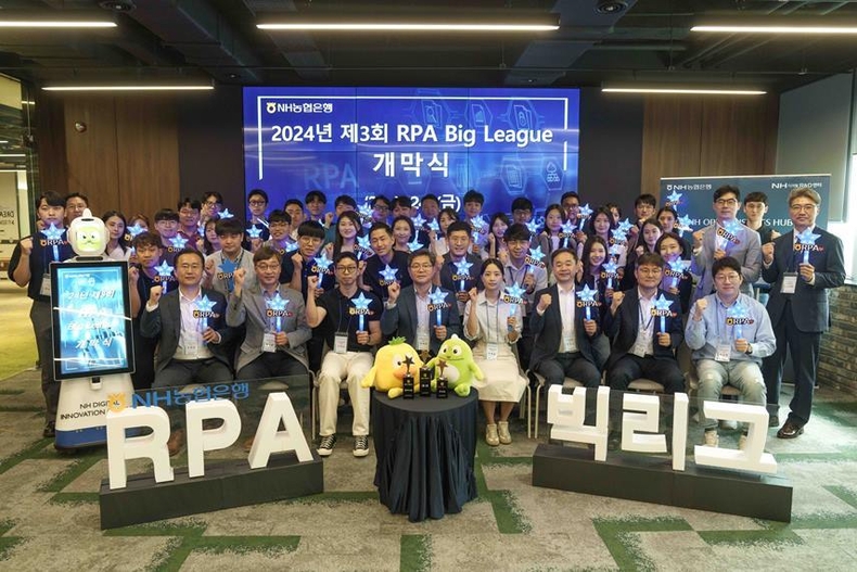 24일 양재 소재 디지털혁신캠퍼스에서 열린 2024 RPA 빅리그 개막식에서 정재호 디지털전략사업부문 부행장(사진 가운데) 및 참여자들이 기념촬영을 하고 있다. ⓒ타임즈 