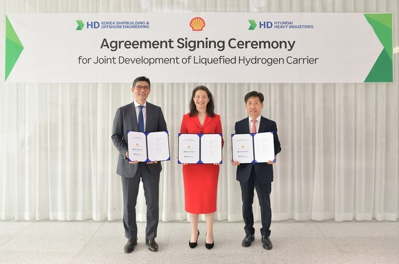 HD현대가 경기도 성남시에 위치한 HD현대 글로벌 R&D센터(GRC)에서 글로벌 에너지 기업 쉘(Shell)과 액화수소운반선 개발을 위한 기술 공동개발협약(JDA)을 체결했다. (사진 왼쪽부터 김성준 HD한국조선해양 대표, 캐리 트라우스(Karrie Trauth) 쉘 수석부사장, 전승호 HD현대중공업 기술본부장) ⓒ타임즈 