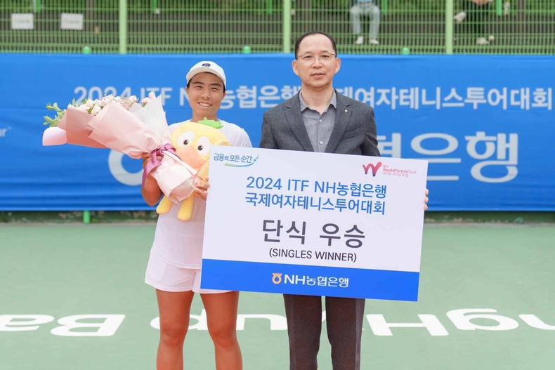 사진 1 : 박병규 NH농협은행부행장(오른쪽)과 단식 우승자 장한나(왼쪽)가 수상 후 기념촬영을 하고 있다. ⓒ타임즈