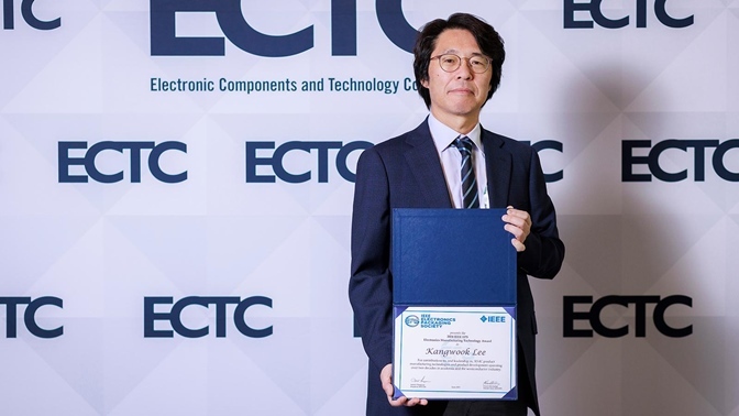 SK하이닉스 이강욱 부사장(PKG개발 담당)이 ‘전기전자공학자협회(IEEE) 전자패키징학회(EPS) 어워드 2024’에서 한국인 최초로 ‘전자제조기술상(Electronics Manufacturing Technology Award)’을 수상했다. ⓒ타임즈 