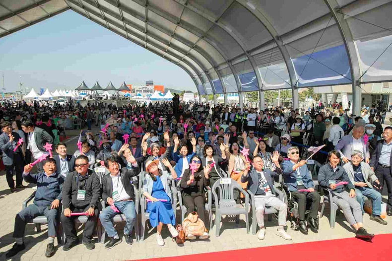 사진2) 뱃놀이 축제에 참석한 회성시의회 의원 ⓒ타임즈