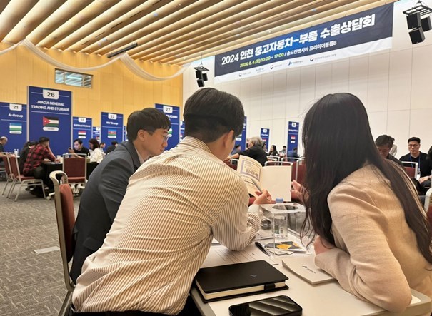 중고자동차 및 부품 수출 상담을 진행하고 있다 2 ⓒ타임즈 