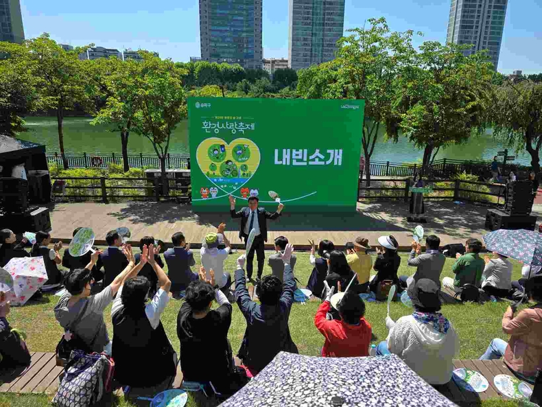 송파구의회(의장 박경래)는 송파구 석촌호수 동호 중앙무대 일대에서 열린 ‘제29회 환경의 날 기념 환경사랑 축제’ 기념식에 참석 ⓒ타임즈