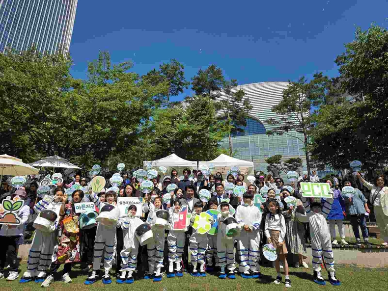 송파구의회(의장 박경래)는 송파구 석촌호수 동호 중앙무대 일대에서 열린 ‘제29회 환경의 날 기념 환경사랑 축제’ 기념식에 참석(2) ⓒ타임즈