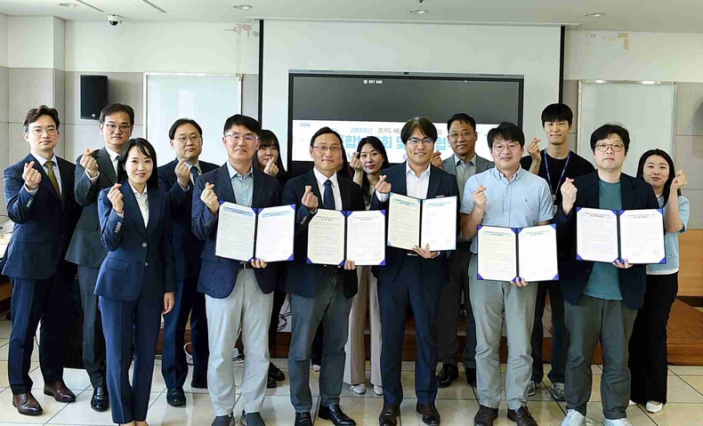 (사진설명) 지난 4일 경과원 본원에서 ‘세대융합형 기업 컨설팅 사업’을 위한 업무협약을 맺고 관계자들이 기념촬영을 하고 있다 ⓒ타임즈