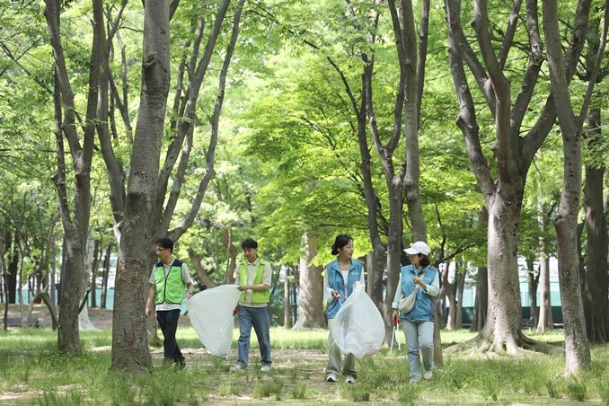 한국마사회와 한국농수산식품유통공사 임직원 봉사단 합동 플로깅 ⓒ타임즈