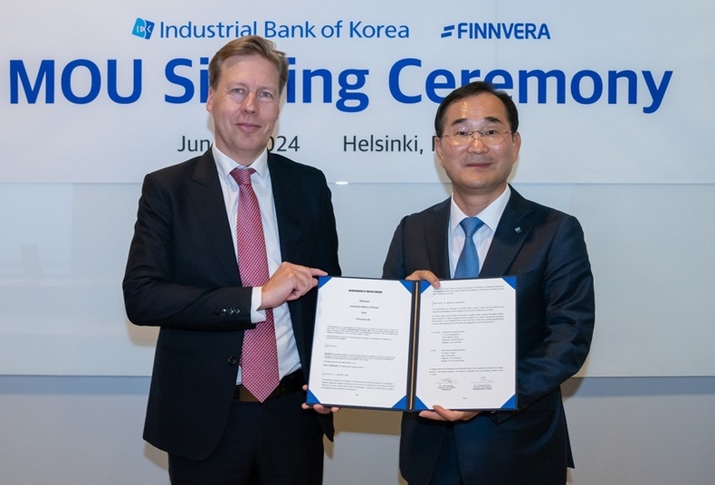 지난 6일(현지시간) 핀베라(Finnvera) 헬싱키 본부에서 열린 업무협약식에서 문창환 IBK기업은행 경영전략그룹 부행장(오른쪽)과 유씨 하라실타(Jussi Haarasilta) 핀베라 기업금융부문 부사장(왼쪽)이 기념촬영을 하고 있는 모습 ⓒ타임즈 