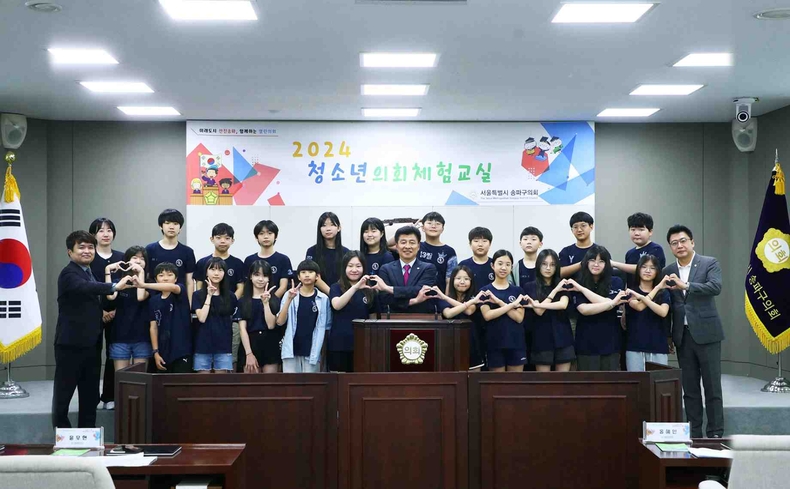 송파구의회(의장 박경래)는 송파구의회 4층 본회의장에서 서울송례초등학교 6학년 학생 21명을 대상으로 2024년 청소년의회체험교실을 개최(2) ⓒ타임즈