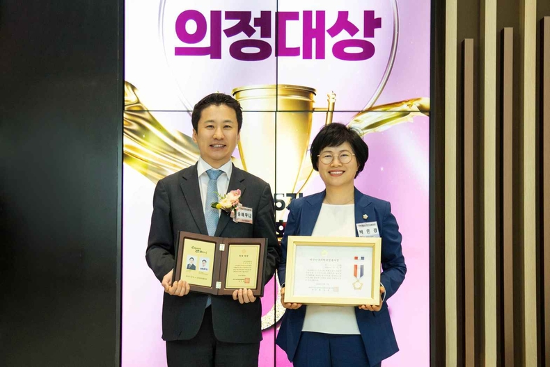 사진1,2 설명: 안산시의회 송바우나 의장(사진 왼쪽)과 박은경 의회운영위원장이 지난 7일 ‘2024 의정대상 시상식’에서 각각 의정대상과 대한민국지방의정봉사상을 수상했다(2) ⓒ타임즈