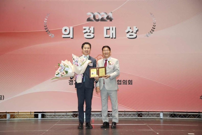 사진4 설명: 안산시의회 송바우나 의장과 박은경 의회운영위원장이 지난 7일 ‘2024 의정대상 시상식’에서 각각 의정대상과 대한민국지방의정봉사상을 수상했다. 사진은 이날 송바우나 의장(왼쪽)이 상을 받는 장면(4) ⓒ타임즈