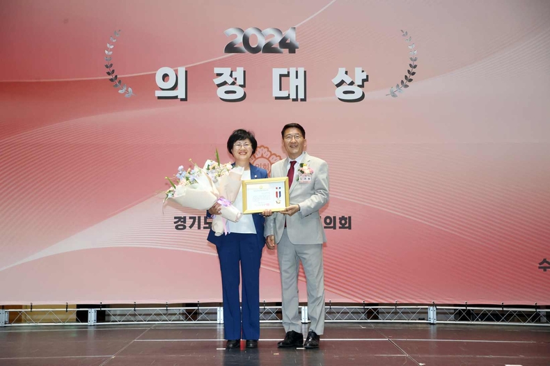 사진5 설명: 안산시의회 송바우나 의장과 박은경 의회운영위원장이 지난 7일 ‘2024 의정대상 시상식’에서 각각 의정대상과 대한민국지방의정봉사상을 수상했다. 사진은 이날 박은경 의회운영위원장(왼쪽)이 상을 받는 장면(5) ⓒ타임즈