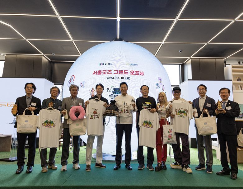 6월10일 개최된 서울마이소울샵 개관식에서 오세훈 서울시장을 비롯한 내빈들이 기념촬영을 하고 있다. ⓒ타임즈 