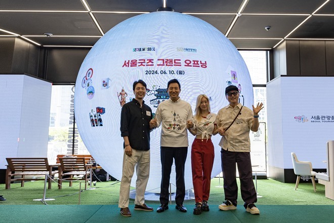 서울굿즈 콜라보 작품 제작에 참여한 아티스트 작가 3인과 포즈를 취하고 있는 오세훈 서울시장(좌측부터 ▲홍원표 작가, ▲오세훈 서울시장, ▲이사라 작가, ▲아트놈 작가) ⓒ타임즈 