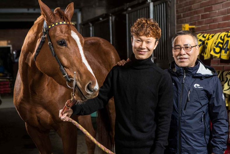 (부정기1)(사진)이희영 조교사와 아들 이혁 기수 ⓒ타임즈
