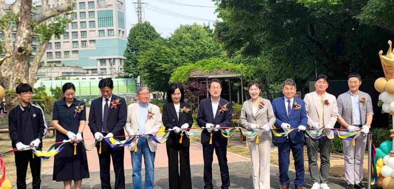 7일 행당중학교에 진행된 ‘맨발 걷기 길’ 개장식에 참가 ⓒ타임즈