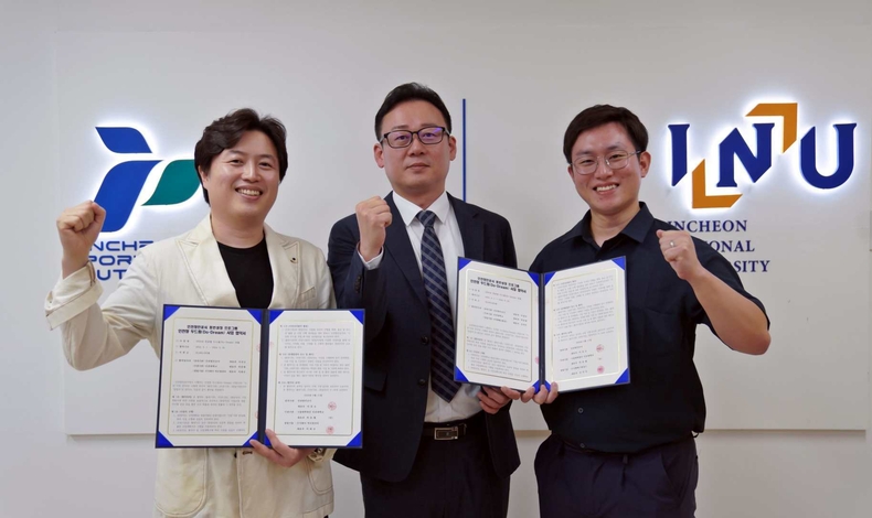 (사진) IPA 신재완 ESG경영실장이 업무협약을 마치고 기념촬영을 하고 있다 ⓒ타임즈