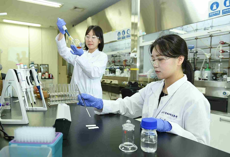 최종_천연물소재팀 ⓒ타임즈<br>
경기도경제과학진흥원 바이오산업본부에서 연구원들이 항비만 치료 후보물질을 개발하기 위해 연구를 수행하고 있다.