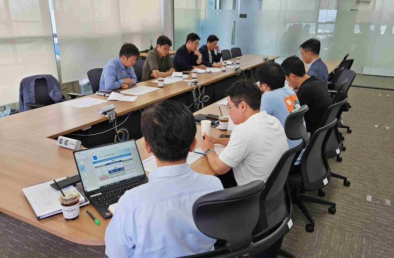 (사진1) IPA 직원들과 4개 ‘컨’ 터미널 운영사 운영팀장들이 의견을 나누고 있다 ⓒ타임즈