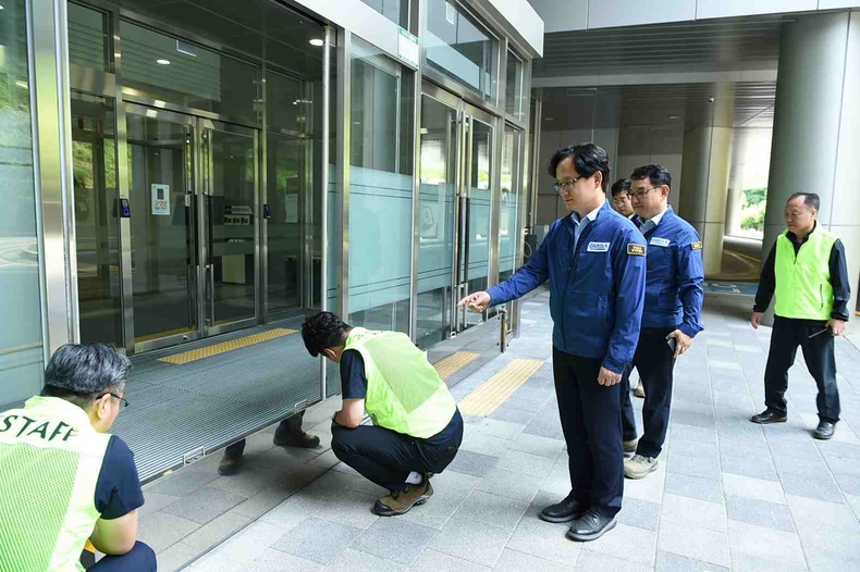 (사진설명) 강성천 경과원장은 14일 판교스타트업캠퍼스에서 장마철 집중호우 대비 모의 실전훈련을 실시하고 현장을 점검하고 있다 ⓒ타임즈