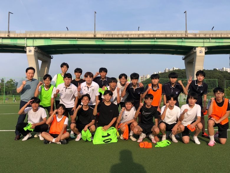 화성FC 류수혁, 이규석 선수가 동탄목동중학교 학생들과 코칭클리닉 후 기념사진을 찍고 있다 ⓒ타임즈 