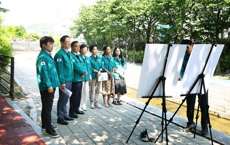 지난 6월 13일(목) 제312회 정례회 기간 중 성내천 유지용수 공급 방류지점(마천동 9-3)을 방문했다. 1 ⓒ타임즈 